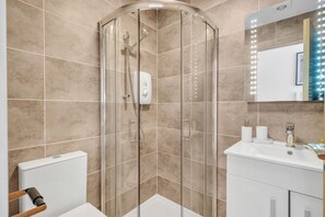 Dusj, hårføner, håndklær og såpe