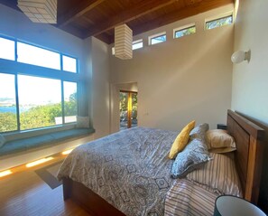 1 habitación, escritorio, tabla de planchar con plancha y cuna de viaje