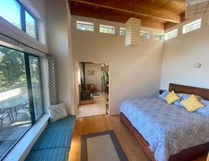1 habitación, escritorio, tabla de planchar con plancha y cuna de viaje 