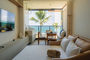 Căn hộ Premium | Phòng khách | Smart TV 40-inch có truyền hình cáp, loa thông minh 