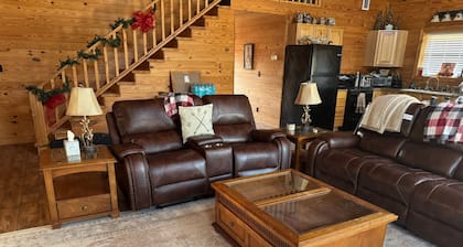 Charming 3-bedroom cabin with WiFi, AC on Escatawpa River in Lucedale MS