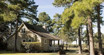 The Vine - Lovely "Lonestar Cottage" on Vineyard with Private Lake, Sleeps 6