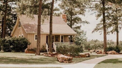 The Vine - Lovely "Lonestar Cottage" on Vineyard with Private Lake, Sleeps 6