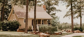 The Vine - Lovely "Lonestar Cottage" on Vineyard with Private Lake, Sleeps 6