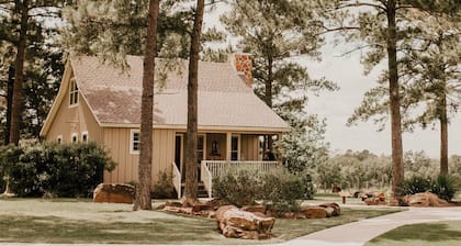 The Vine - Lovely "Lonestar Cottage" on Vineyard with Private Lake, Sleeps 6