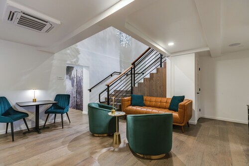 Cozy Queen Room in Downtown Boutique Hotel – Steps from Art, Dining & River Walk