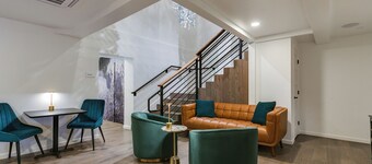 Cozy Queen Room in Downtown Boutique Hotel – Steps from Art, Dining & River Walk