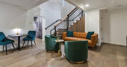 Cozy Queen Room in Downtown Boutique Hotel – Steps from Art, Dining & River Walk