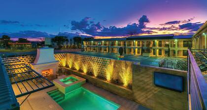 Elegant Suite with Separate Living Room & Mini Fridge – Ideal for Relaxation and