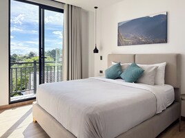 Muebles diferentes, escritorio y espacio para trabajar con laptop 