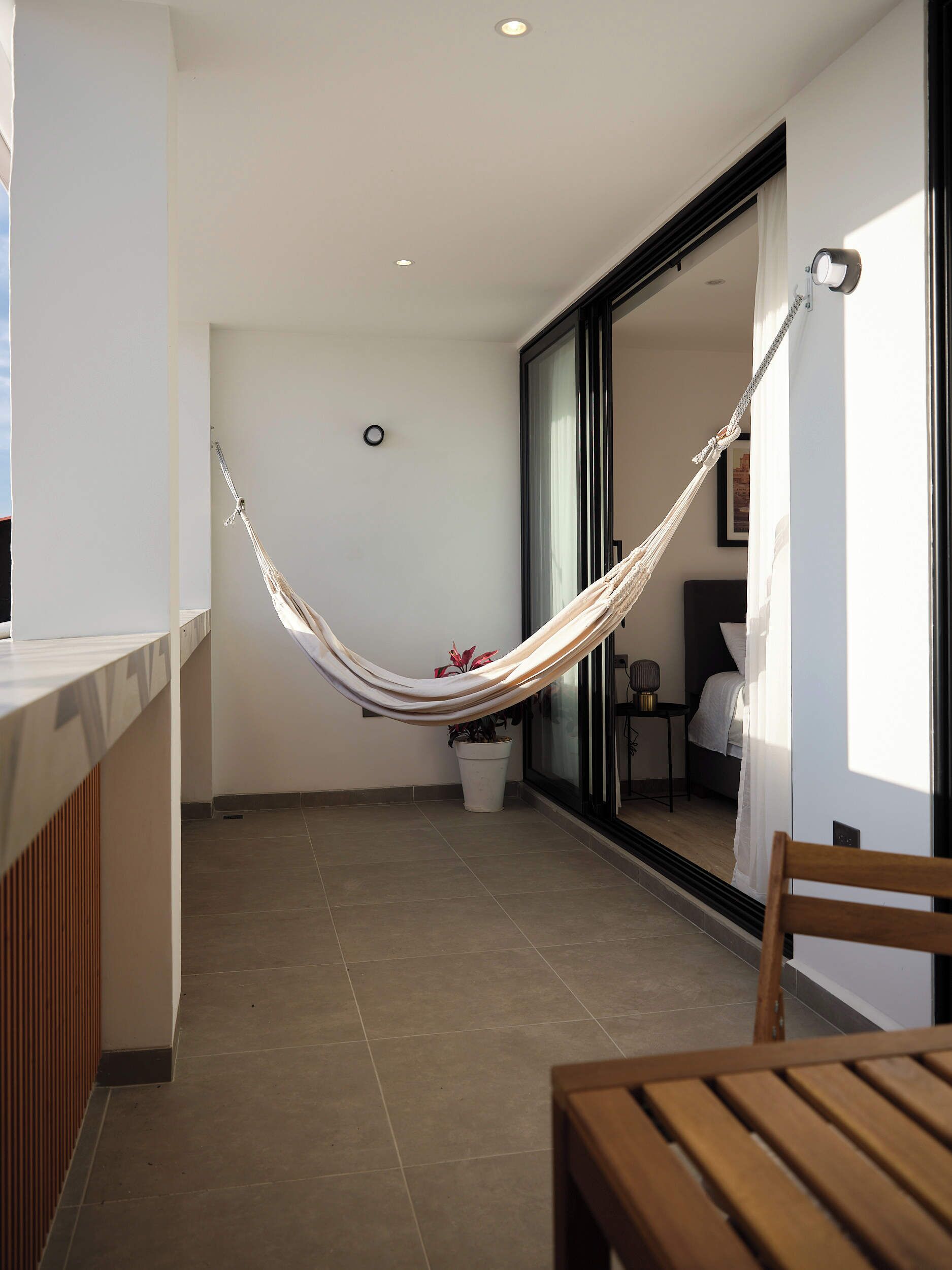 Apartamento luxo, sacada, vista para a colina | Área de estar | TV de tela plana