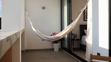 Apartamento luxo, sacada, vista para a colina | Área de estar | TV de tela plana