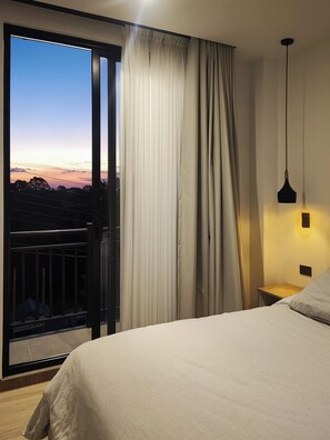 Comfort-Apartment, Balkon, Hügelblick | Individuell eingerichtet, Schreibtisch, laptopgeeigneter Arbeitsplatz