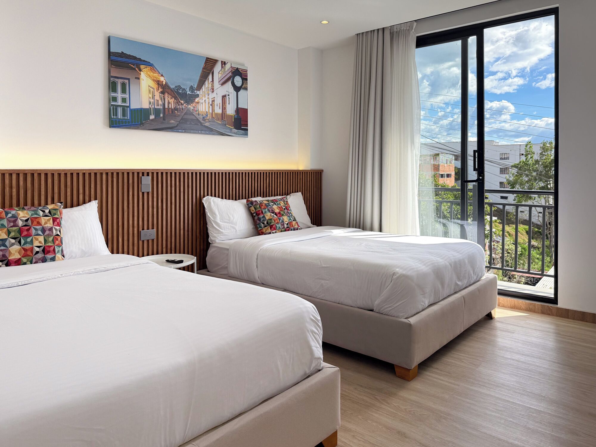 Apartament Comfort, balcó, vistes al turó | Escriptori, espai de treball apte per a portàtils i wifi gratuïta 