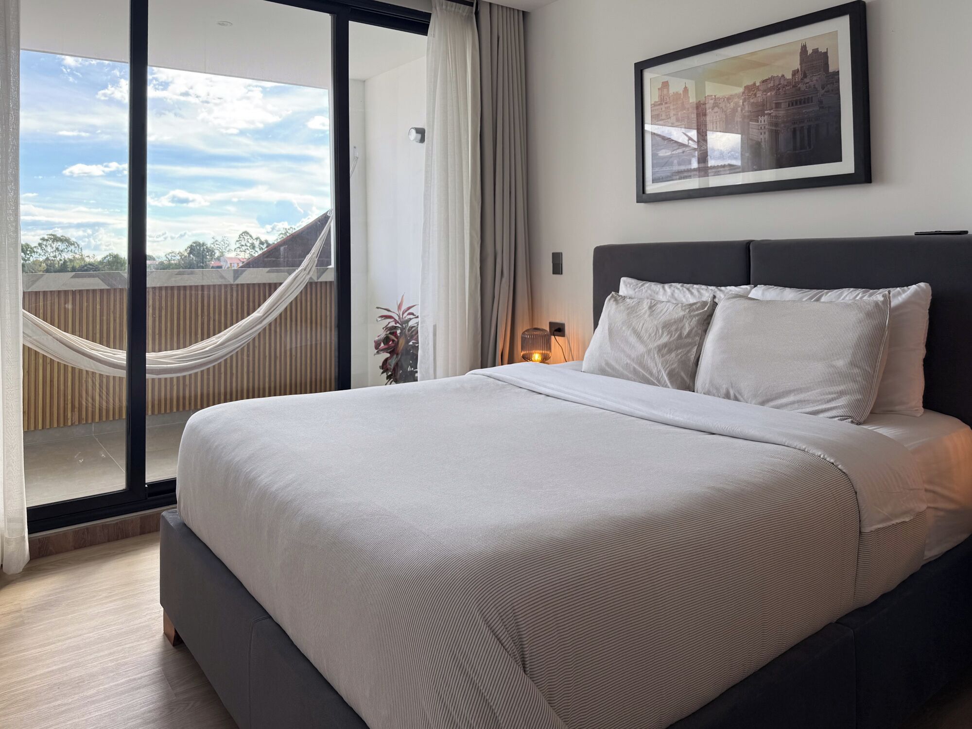 Sérvalin húsgögn, skrifborð, vinnuaðstaða fyrir fartölvur