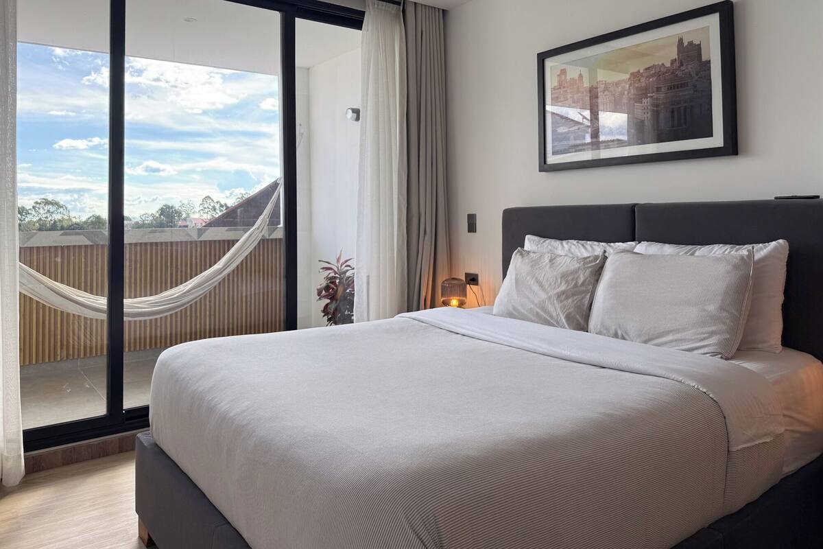 Sérvalin húsgögn, skrifborð, vinnuaðstaða fyrir fartölvur