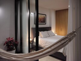 Muebles diferentes, escritorio y espacio para trabajar con laptop 