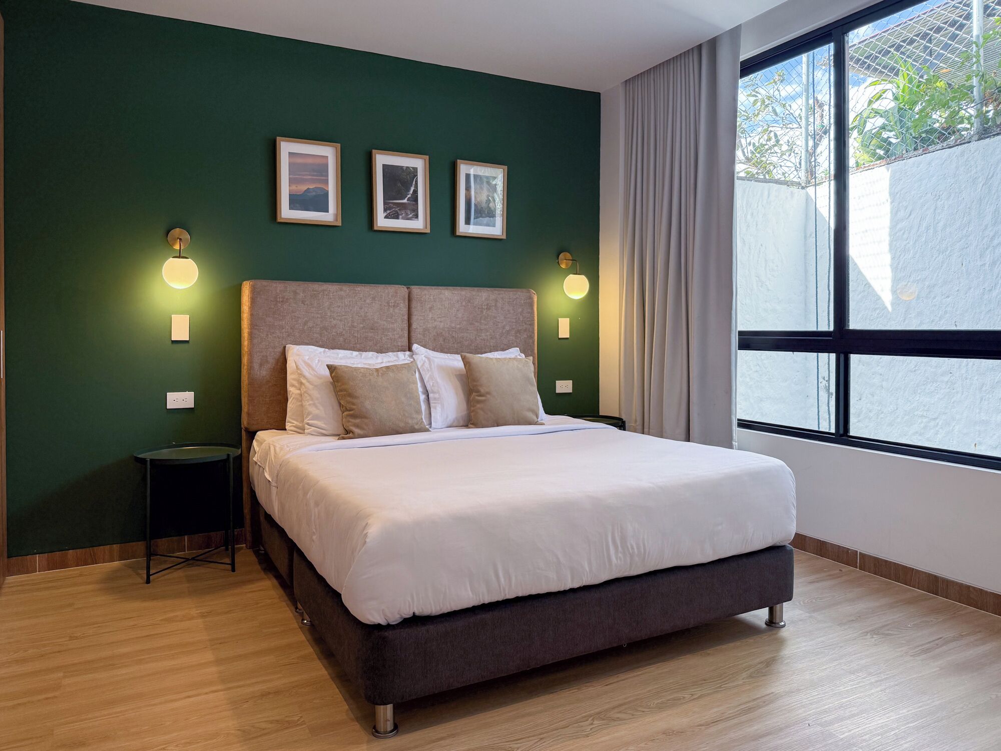 Hönnunaríbúð - 1 meðalstórt tvíbreitt rúm með svefnsófa | Sérvalin húsgögn, skrifborð, vinnuaðstaða fyrir fartölvur