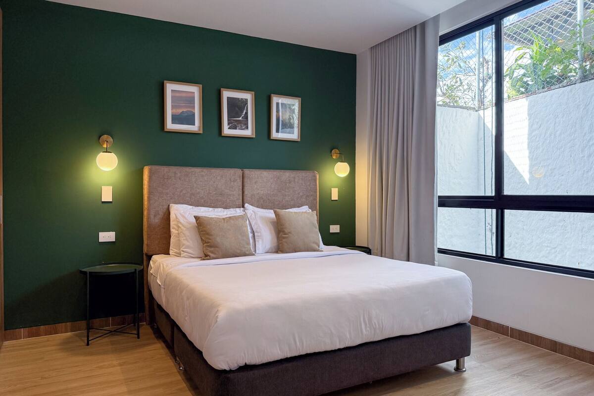 Hönnunaríbúð - 1 meðalstórt tvíbreitt rúm með svefnsófa | Sérvalin húsgögn, skrifborð, vinnuaðstaða fyrir fartölvur