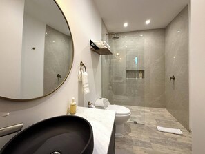 Family Apartment | Bathroom | Shower, hair dryer - Villa Milá (Salento)