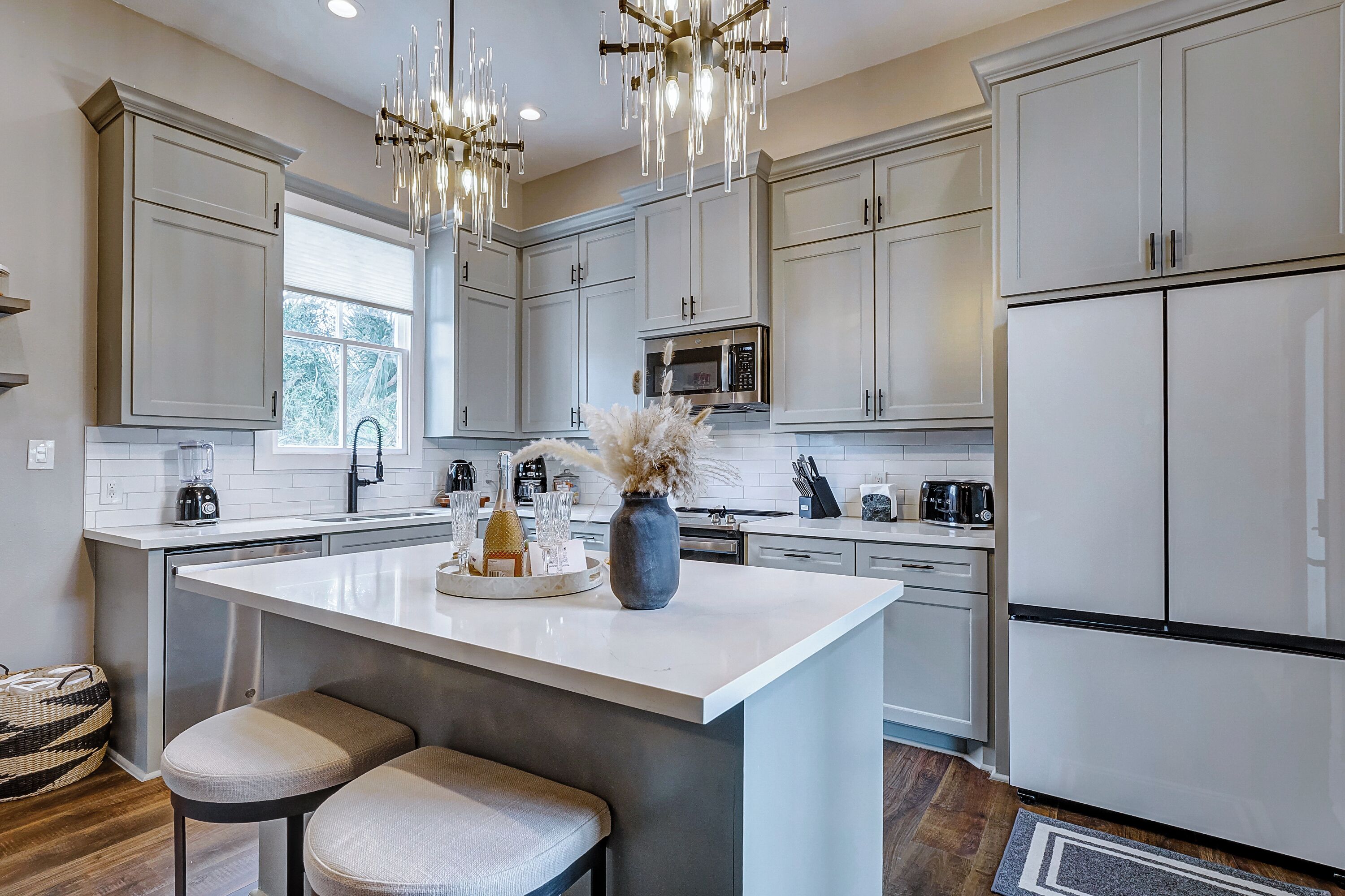 Refrigerador, microondas, horno y parrilla de estufa 