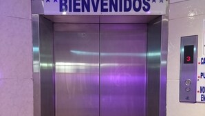 An elevator with a sign that reads "ASCENSOR BIENVENIDOS" and a digital display showing the number 3. - Hostal Terranova Quitumbe (Quito)