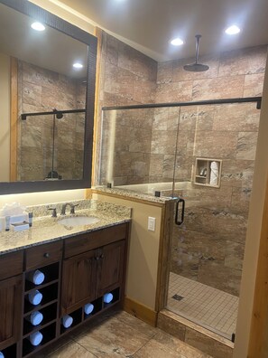 Dusche, Whirlpool, Haartrockner, Handtücher