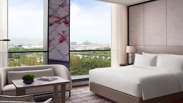 Camera Premier, 1 letto king (view) | Minibar, una cassaforte in camera, tende oscuranti, ferro/asse da stiro