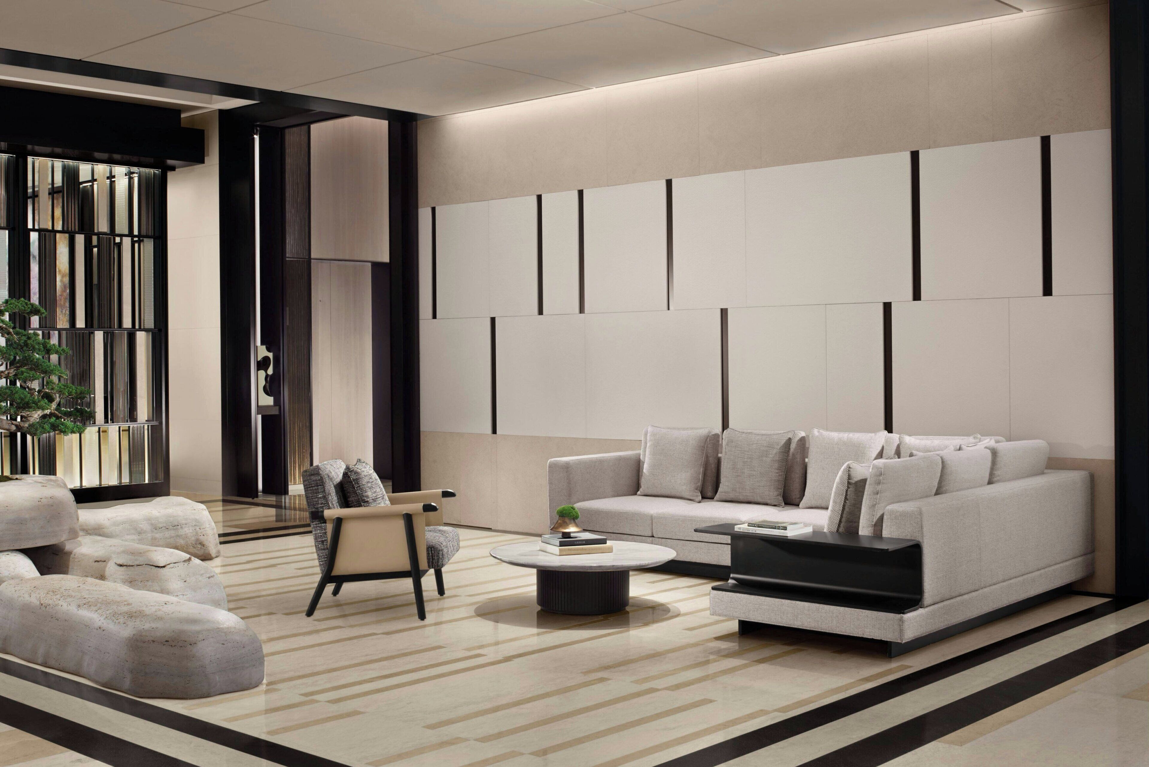 Uma sala de estar moderna com um sofá, poltronas, uma mesa de centro e uma planta decorativa.