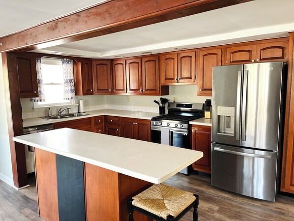 Microwave, oven, stovetop, dishwasher - Cozy 3 Bedroom Cottage on farm (Malvern)