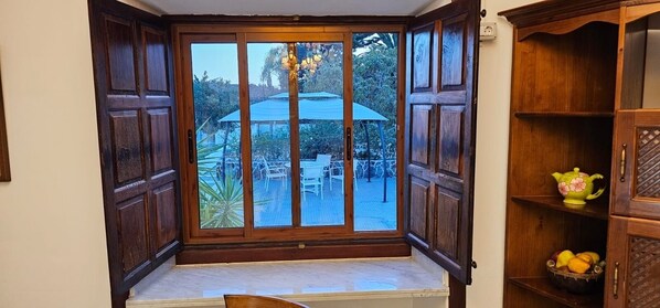 A corner room with a large window overlooking a patio area. - La Casona de Arona (Arona)