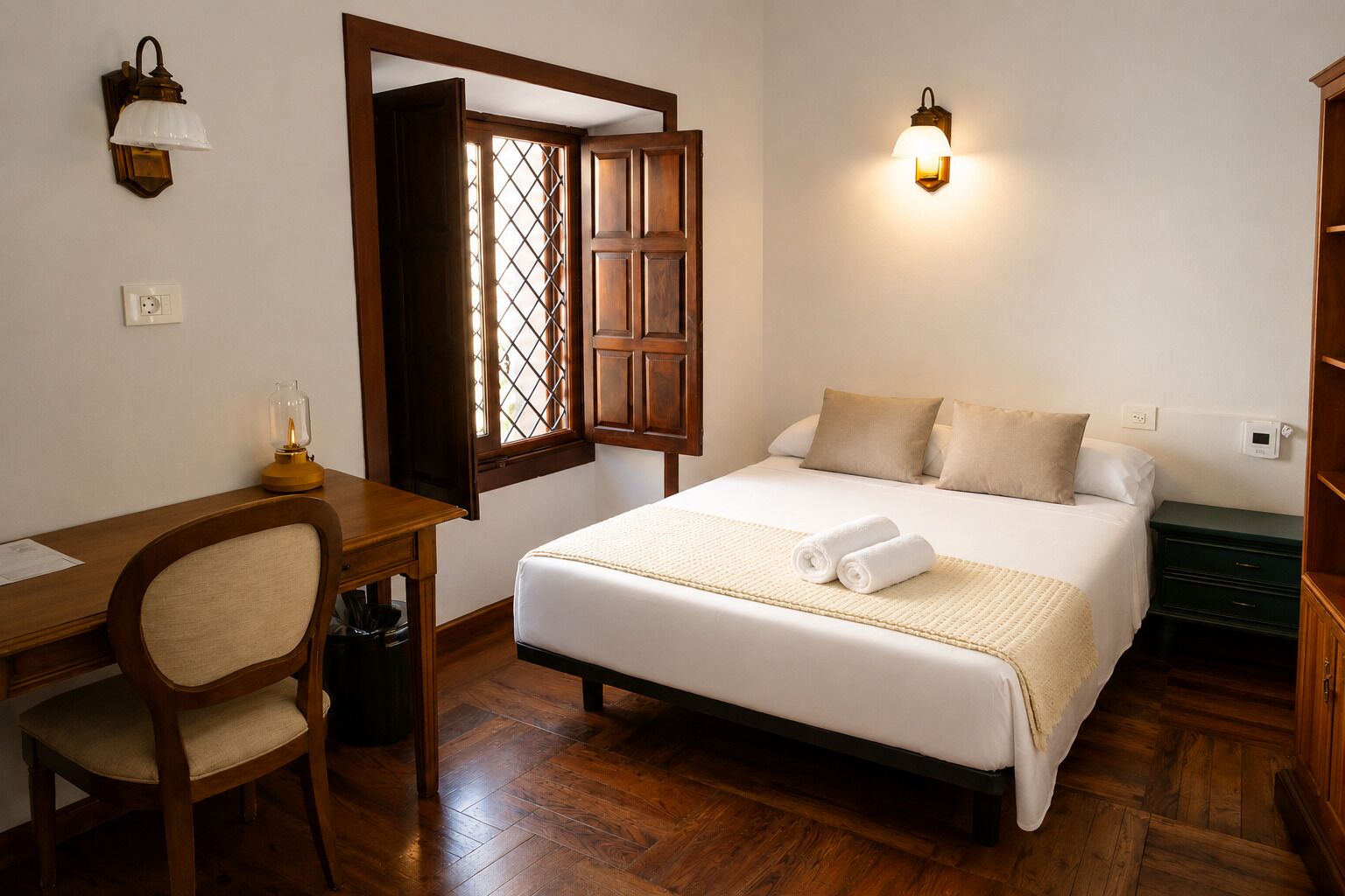 Camera con letto matrimoniale o 2 letti singoli | Una scrivania, postazione laptop, Wi-Fi gratuito