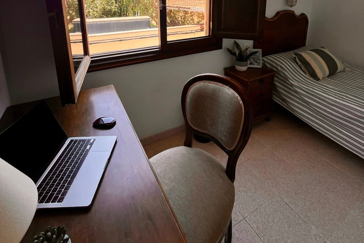 Kamer, 1 eenpersoonsbed | 1 slaapkamer, een bureau, een laptopwerkplek, gratis wifi