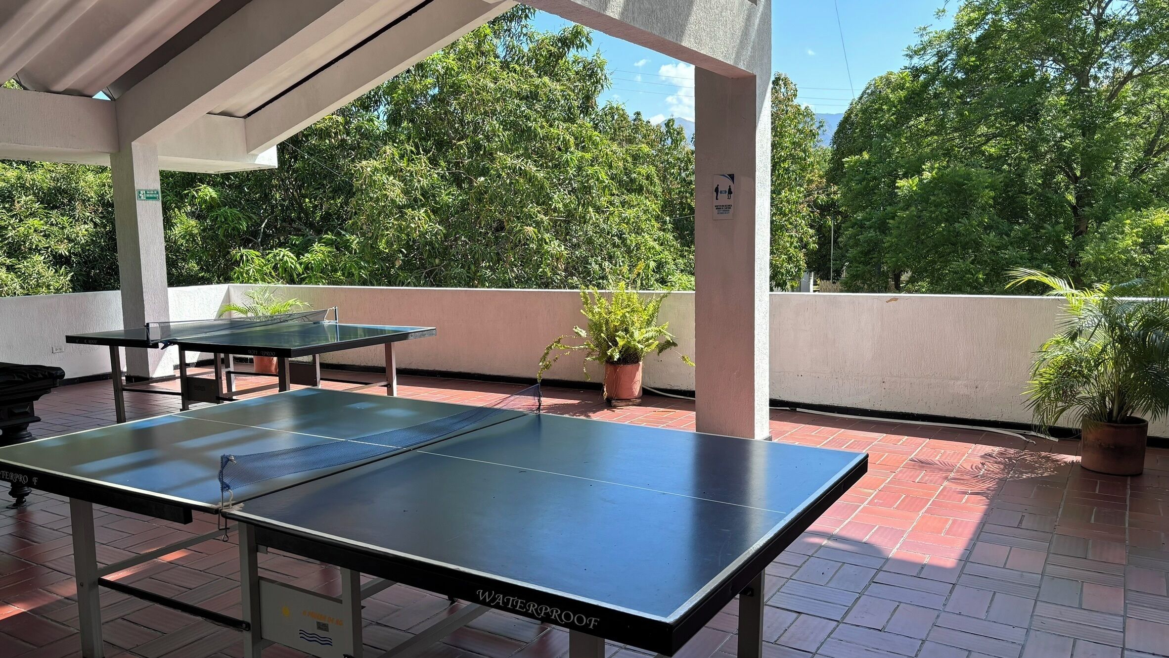 Televisión de pantalla plana de 35 pulgadas con canales por cable