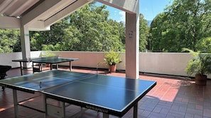 Télévision à écran plat de 35 pouces avec chaînes par câble