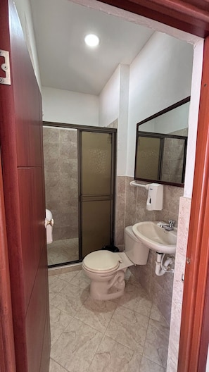 Dusch, handdukar, tvål och schampo