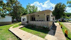 2 sovrum, skrivbord, gratis extrasängar och gratis wi-fi