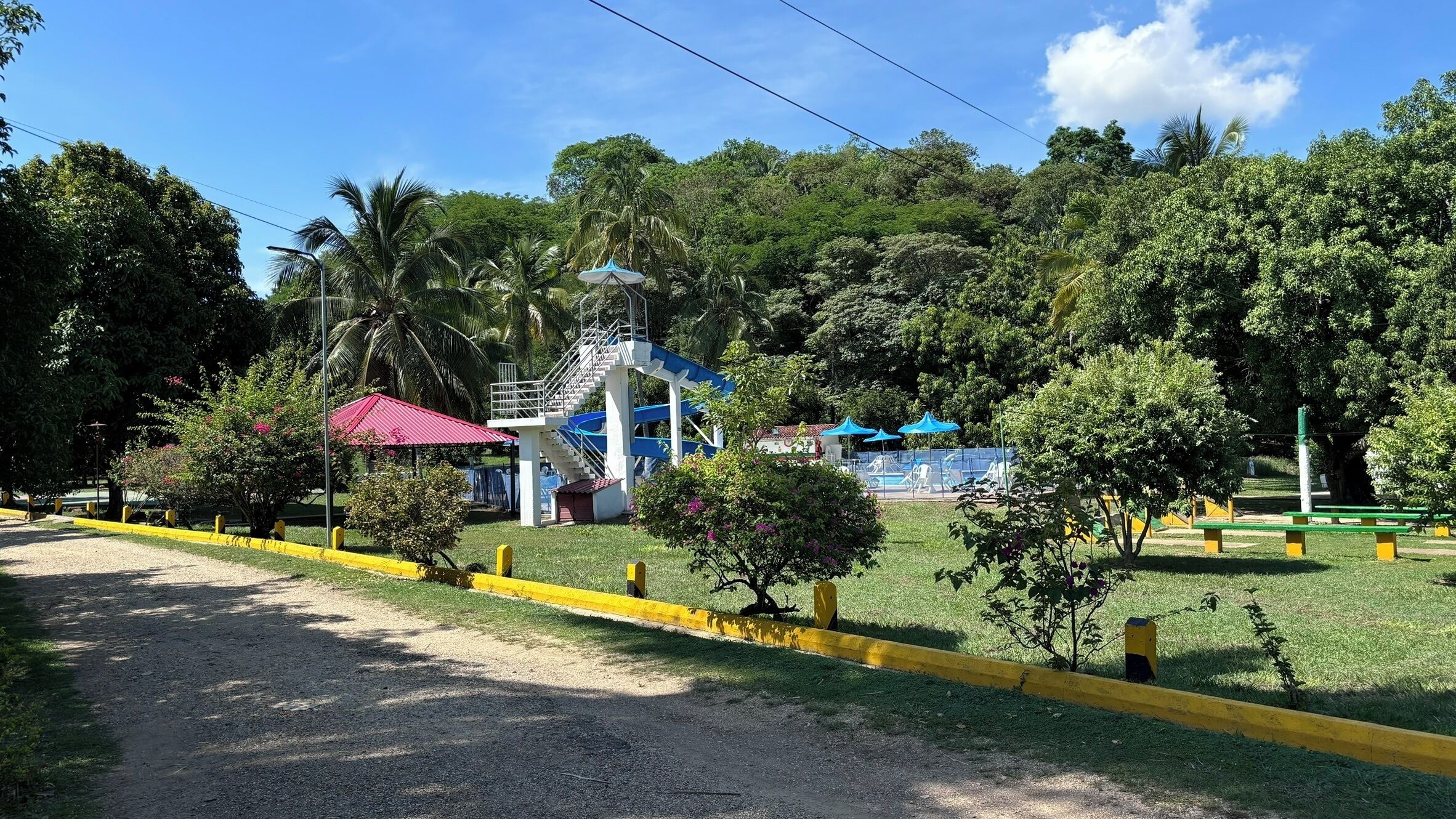 Televisión de pantalla plana de 35 pulgadas con canales por cable