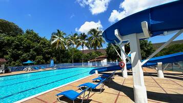 2 outdoor pools