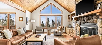 8 Min to Lutsen MTN/Game Garage/ King Beds/Views