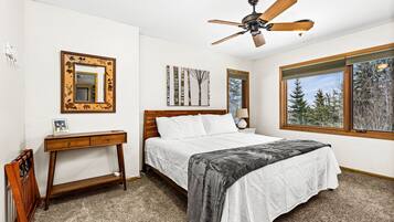 3 bedrooms, travel crib, WiFi, bed sheets