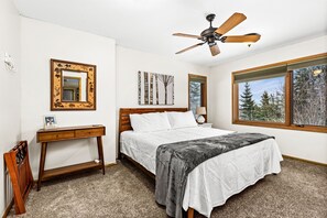 3 bedrooms, travel cot, WiFi, bed sheets - 8 Min to Lutsen MTN/Game Garage/ King Beds/Views (Tofte)