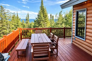 Outdoor dining - 8 Min to Lutsen MTN/Game Garage/ King Beds/Views (Tofte)