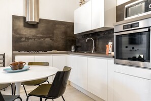Kühlschrank, Mikrowelle, Ofen, Geschirrspüler