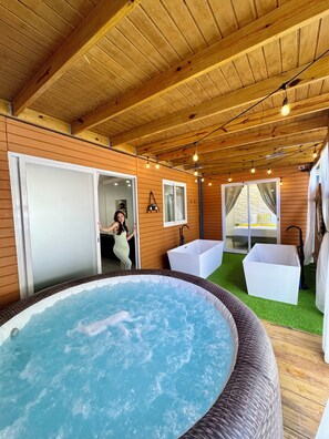 Outdoor spa tub