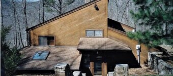 Spacious 5-bedroom lodge with WiFi, AC in charming Fox