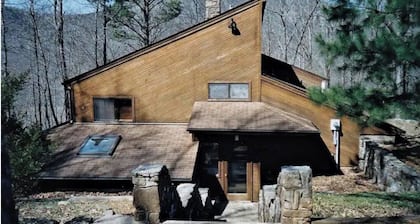 Spacious 5-bedroom lodge with WiFi, AC in charming Fox
