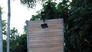 Een houten deur met metalen frame, een klein raam en een brievenluik.