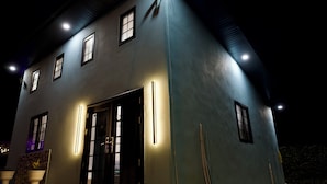 Een gebouw met twee verdiepingen, veel ramen en een ruime ingang.