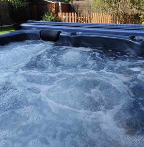 Outdoor spa tub - House with garden and spa located between Bordeaux and the Médoc vineyards (Parempuyre)